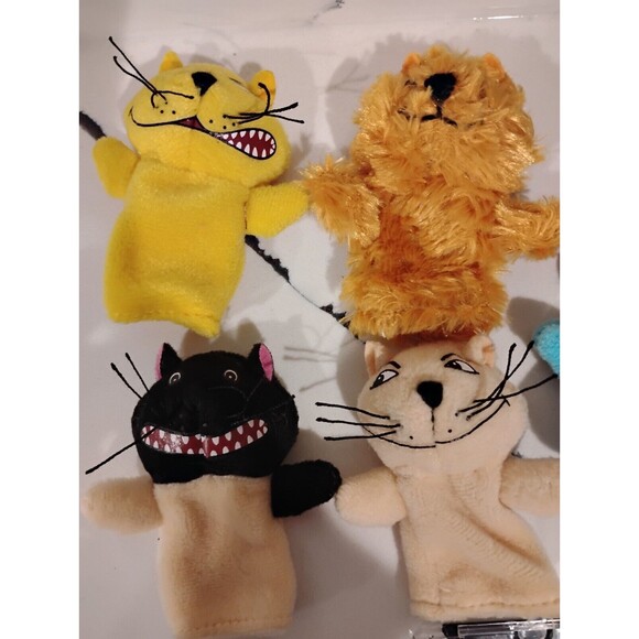 Vintage Child's Play Our Cat Cuddles Finger Puppets, CD Storybook 8 pc set lion - Picture 3 of 7